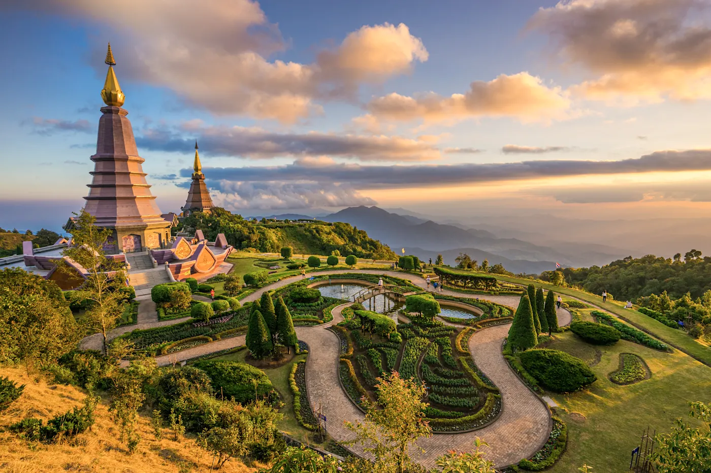 Pagodes de Chiang Mai au coucher du soleil