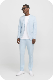Costume bleu clair, t-shirt blanc et baskets