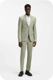 Costume vert sauge et chemise blanche