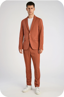 Costume terracotta et baskets blanches
