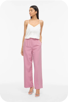 Pantalon large rose et haut blanc